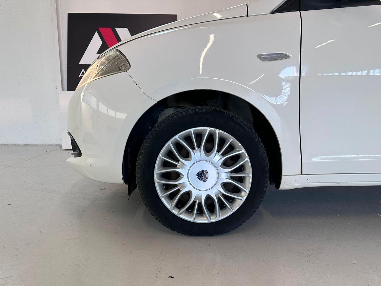Lancia Ypsilon 5 Porte Ypsilon 1.2 8v Silver 69cv