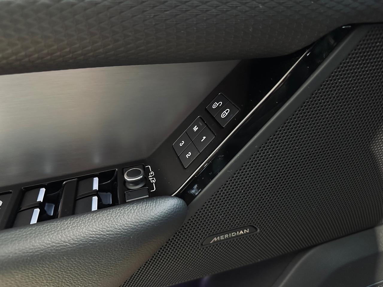 Land Rover Range Rover Velar R-Dynamic 240cv TOTAL BLACK-SCHERMI-LUCI AMBIENTE