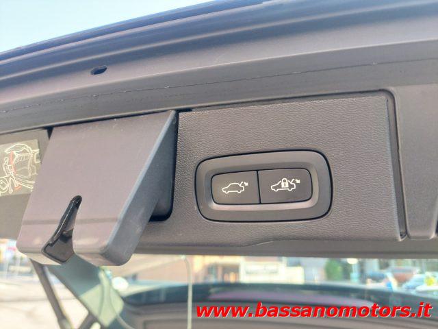 VOLVO XC60 B4 (d) AWD Geartronic Momentum Pro PROMO ESTATE