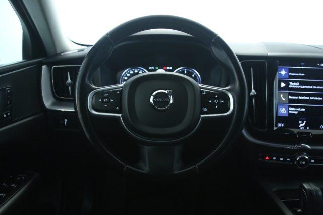 VOLVO XC60 B4 (d) AWD Geartronic Momentum Int. Pelle