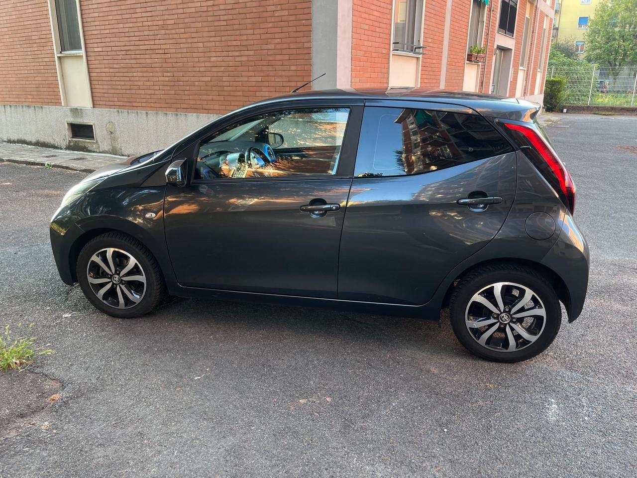 Toyota Aygo 1.0 VVT-i 69 CV 5 porte x-play TSS