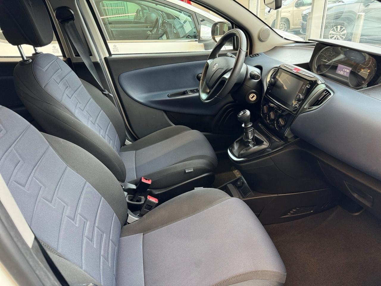 Lancia Ypsilon 1.0 FireFly 5 porte S&S Hybrid Platino