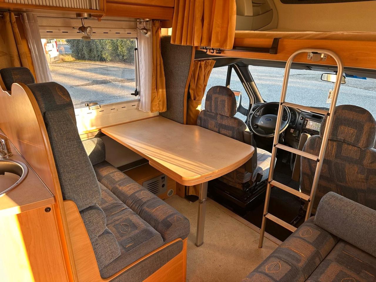 Ford TRANSIT mansardato