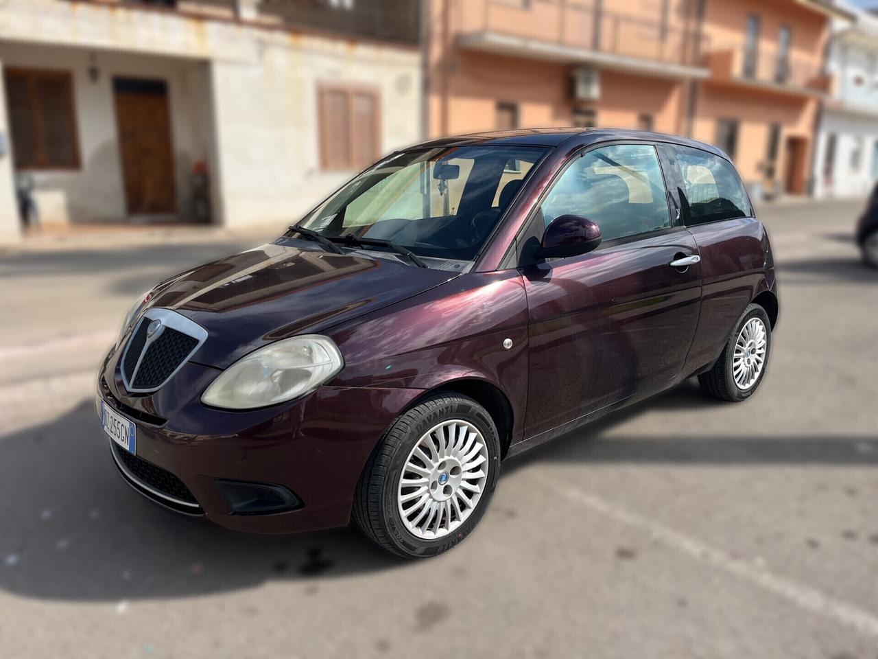 Lancia Ypsilon 1.3 MJT 75 CV Versus