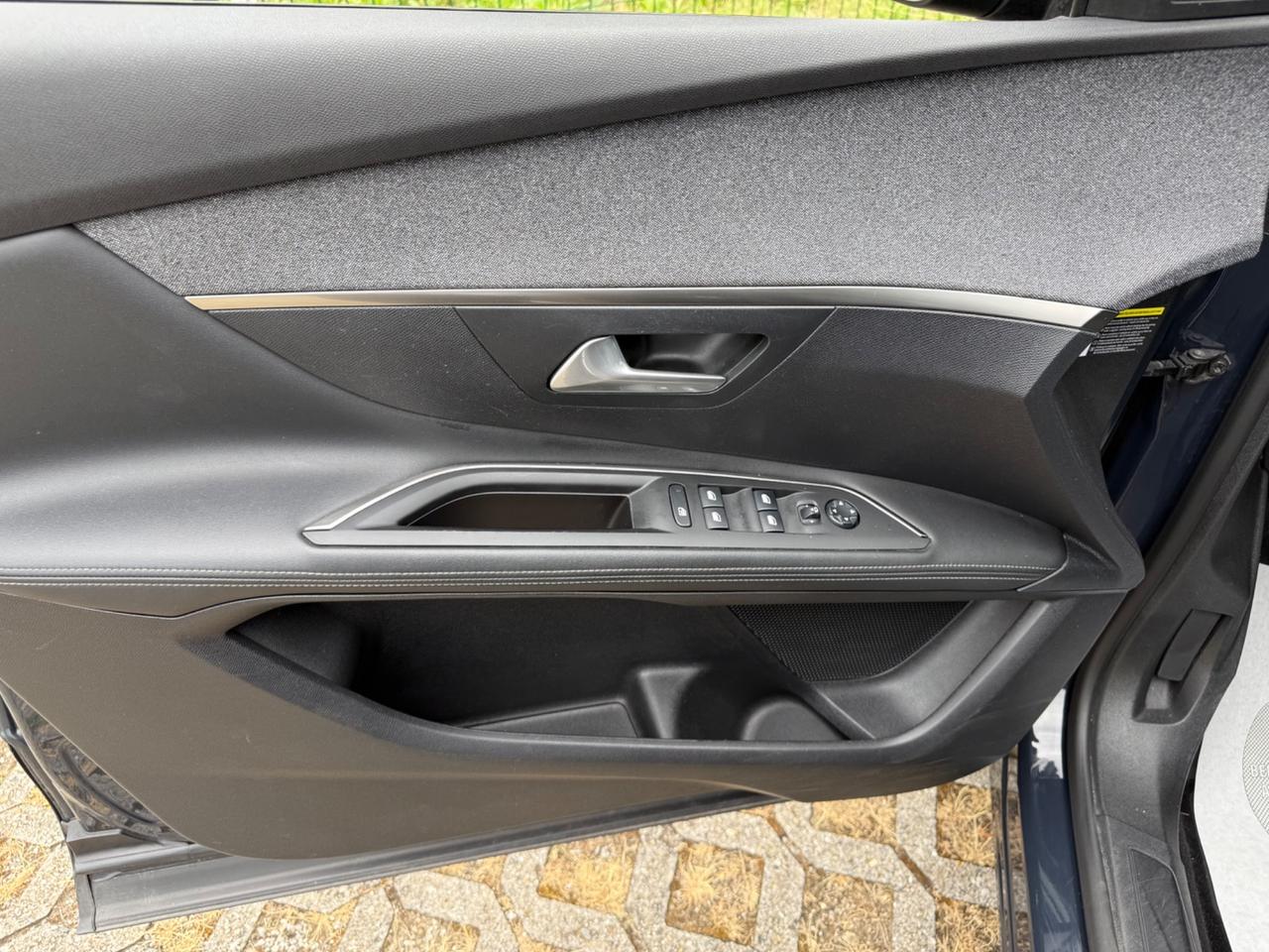Peugeot 3008 BlueHDi 130 S&S EAT8 Allure*Automatik*Pelle*Navi