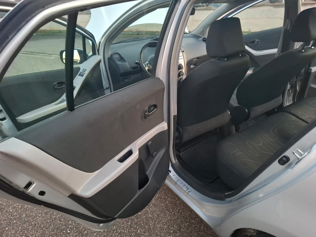 Toyota Yaris 1.0 5 porte SOLAMENTE 104.000 KM