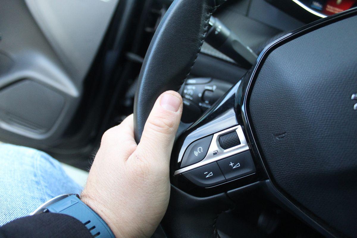 PEUGEOT - 208 - BlueHDi 100 S&S 5p. Allure