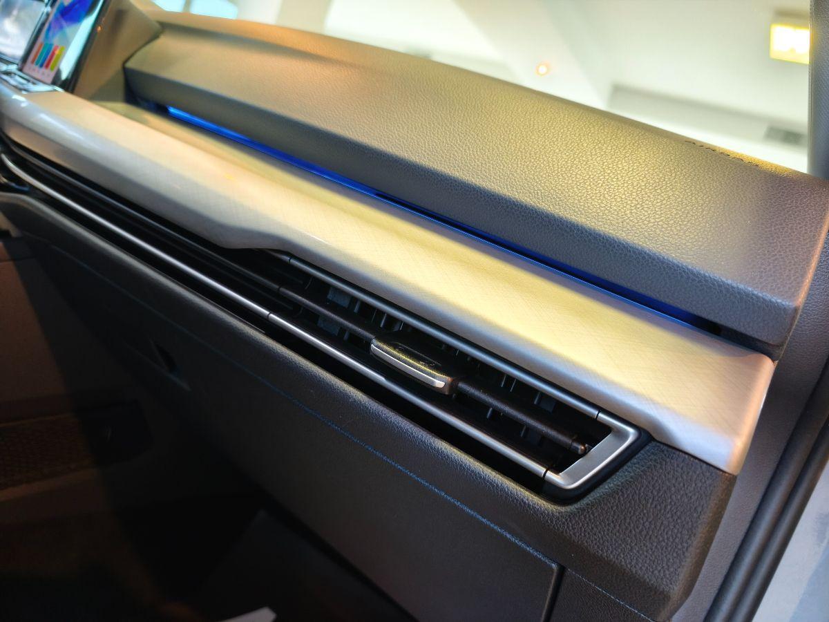 VOLKSWAGEN Golf 8 2.0 TDI Luci Ambient-Cockpit