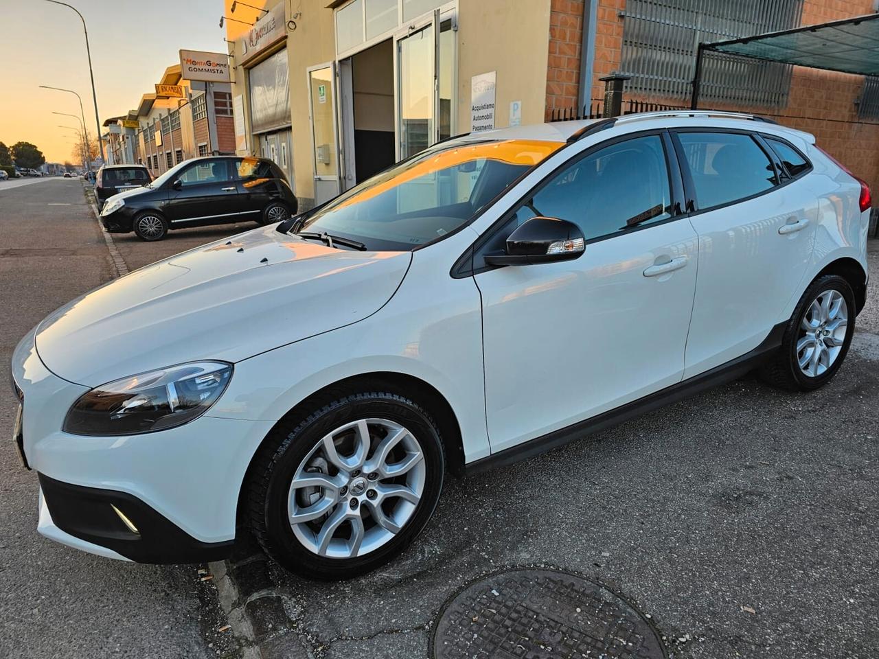Volvo V40 2.0 D2 120cv Cross Country*Geartronic*Business*Navi*Pdc*Euro6*