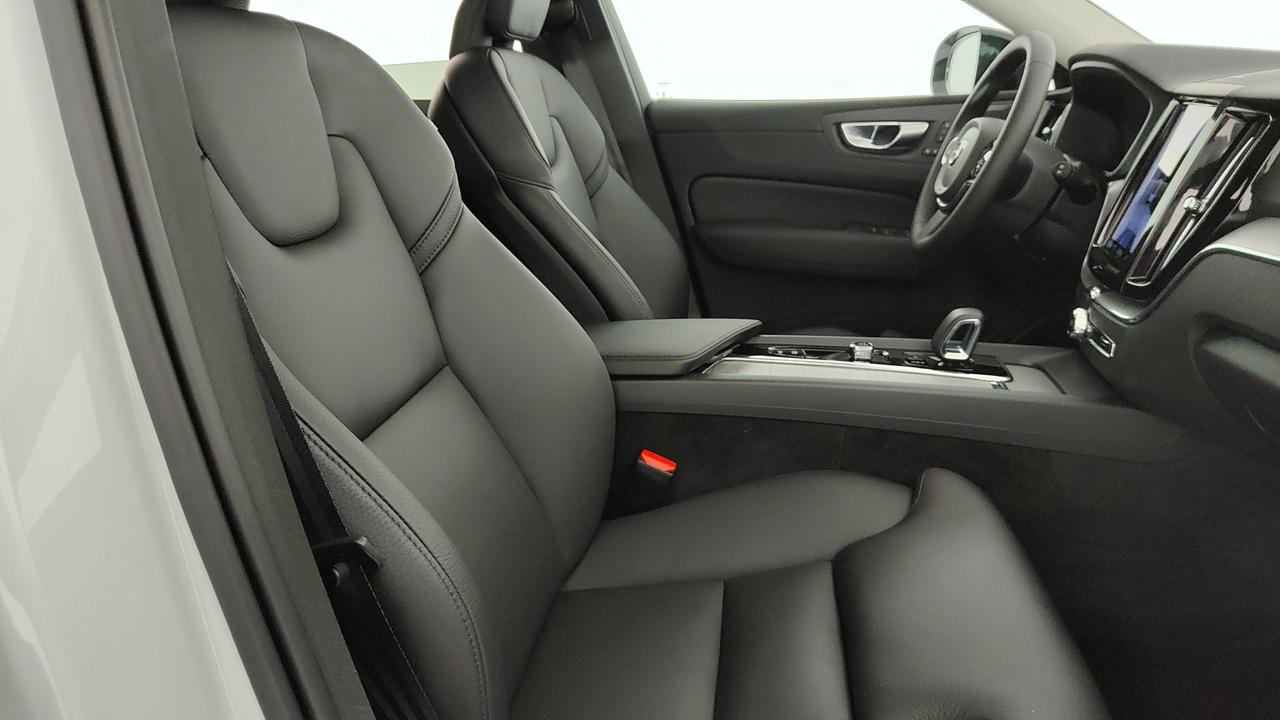 VOLVO XC60 2.0 b4 Plus Dark auto