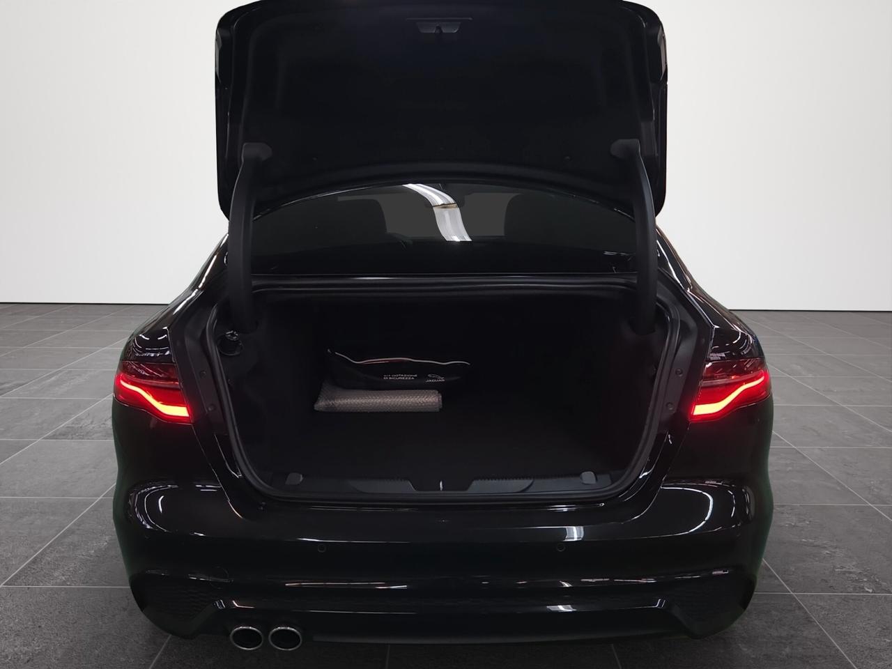 Jaguar XE 2.0 D 204 CV AWD aut. Black Edition