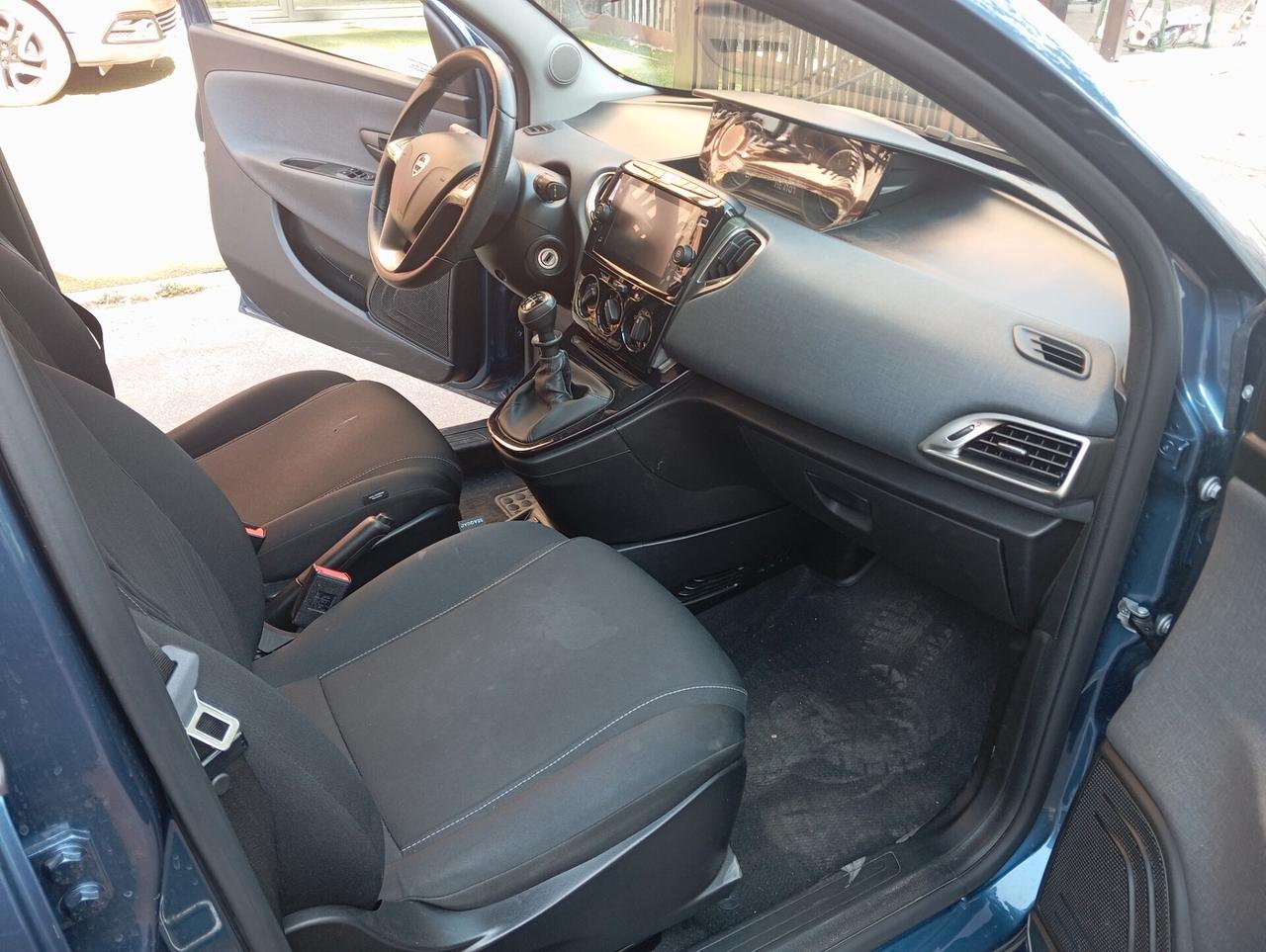 Lancia Ypsilon 1.0 FireFly 5 porte S&S Hybrid Ecochic Silver