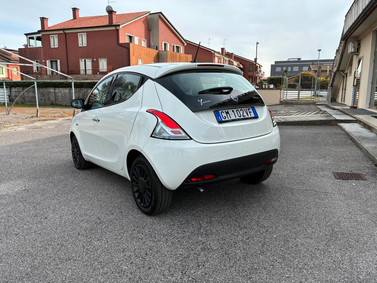 Lancia Ypsilon 1.0 FireFly Hybrid Silver
