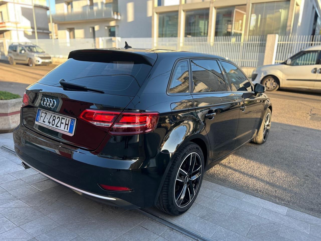 Audi A3 1.6 TDI 116 CV Sport-2018 LED/17"