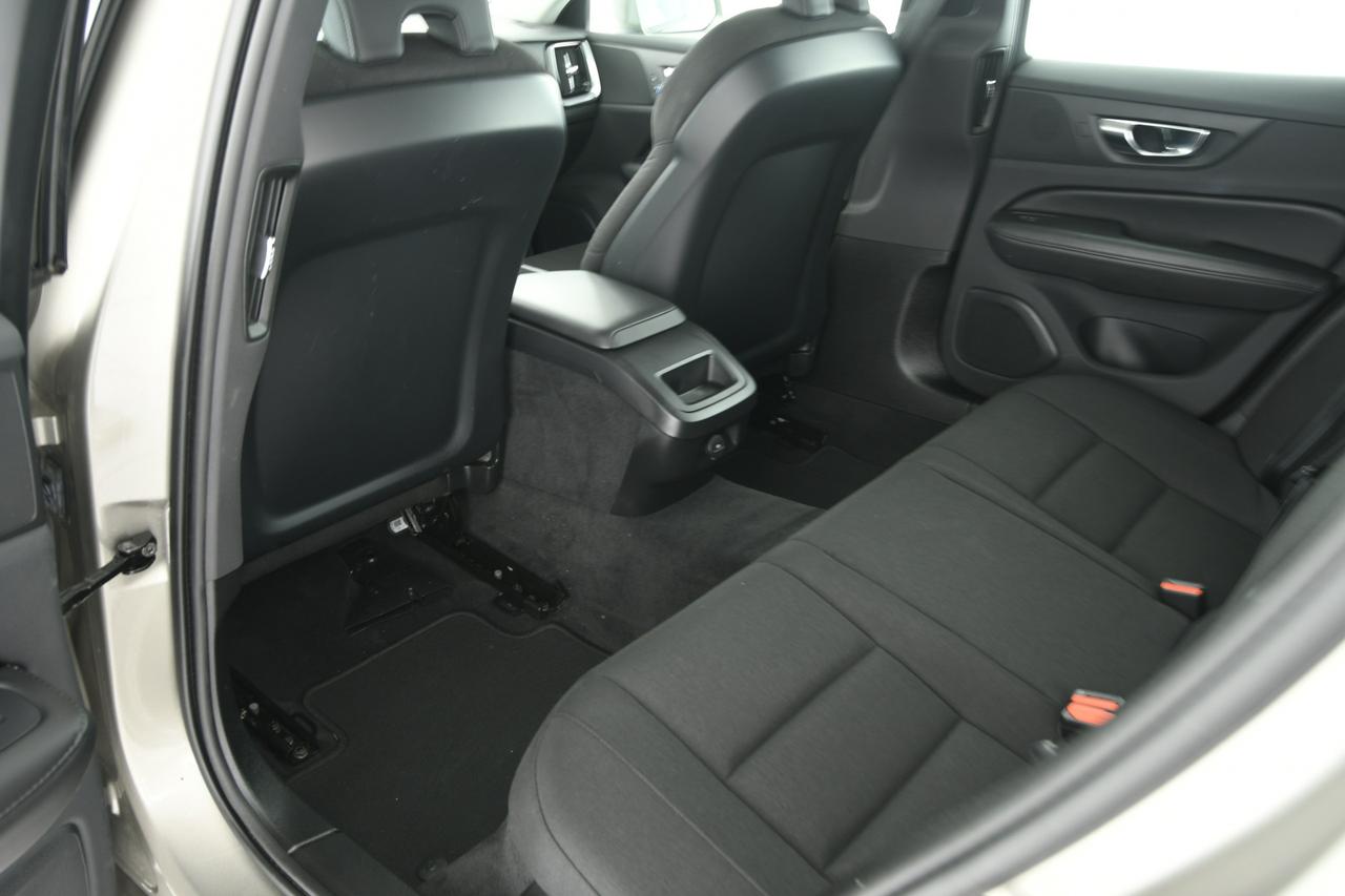 VOLVO V60 2.0 b4 Momentum Business auto NEOPATENTATI+C17"