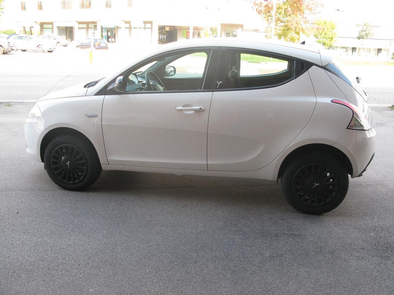 Lancia Ypsilon 0.9 TwinAir 85 CV 5 porte Metano Ecochic Silver