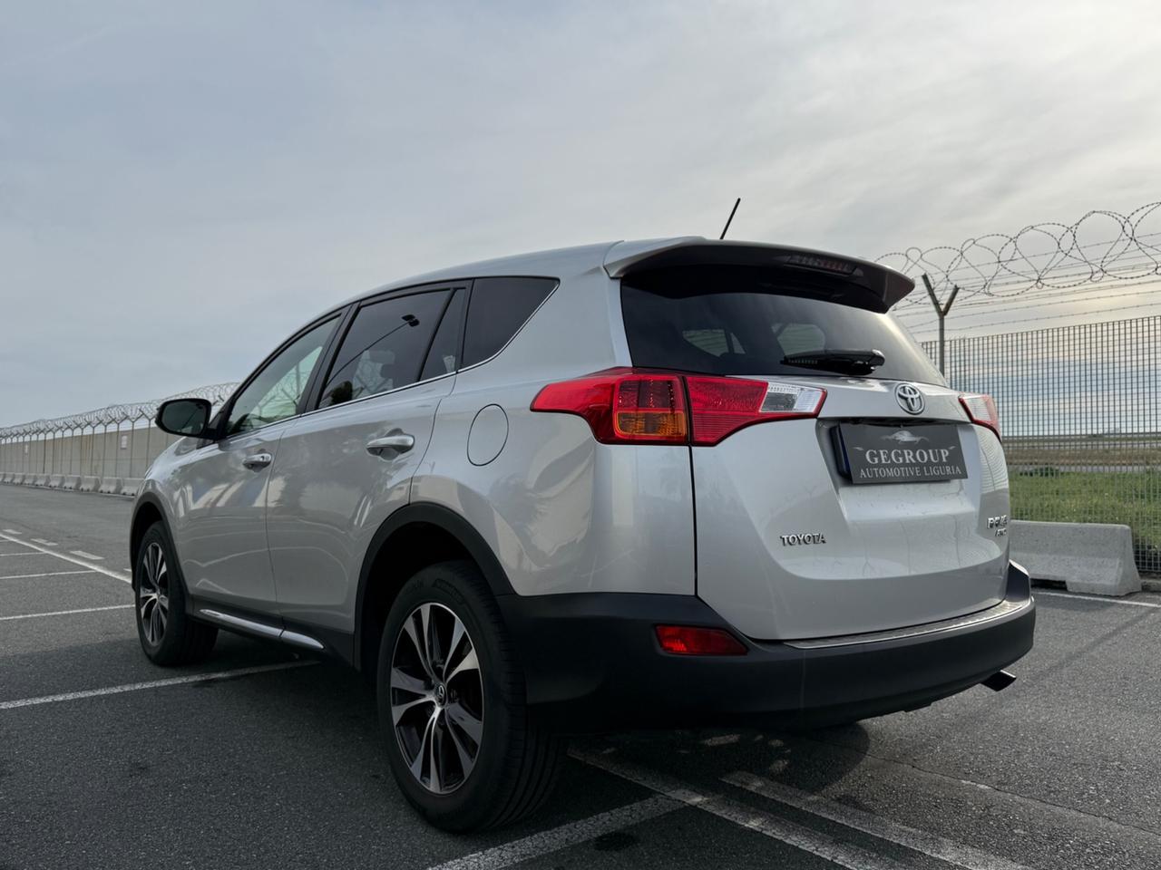 Toyota RAV 4 RAV4 2.0 D-4D 4WD Lounge-4X4-PERMUTABILE