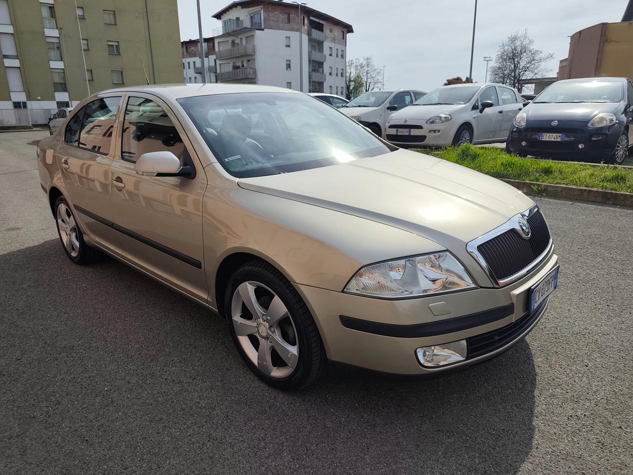 Skoda Octavia 1.6 Benz berlina Elegance