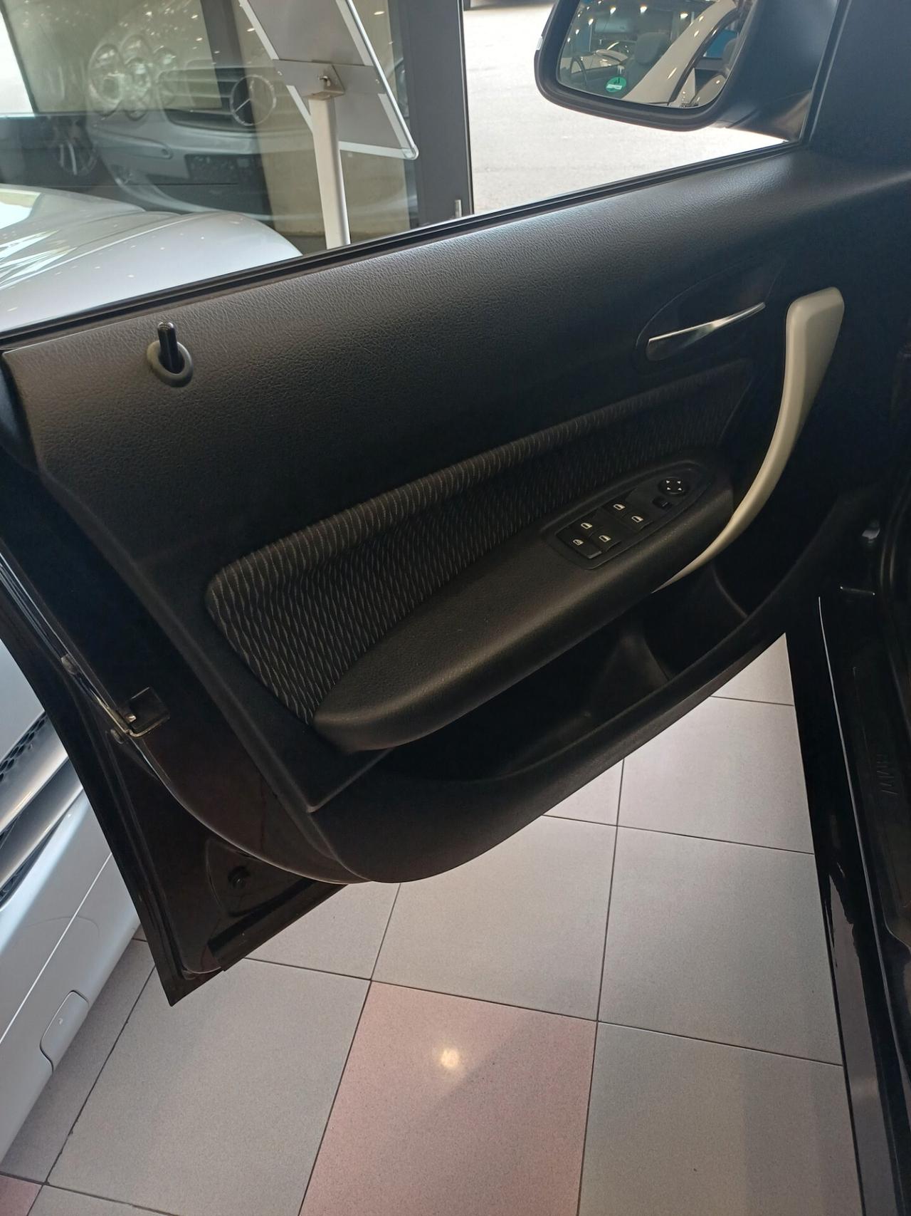 Bmw 114 114i 5p. Unique