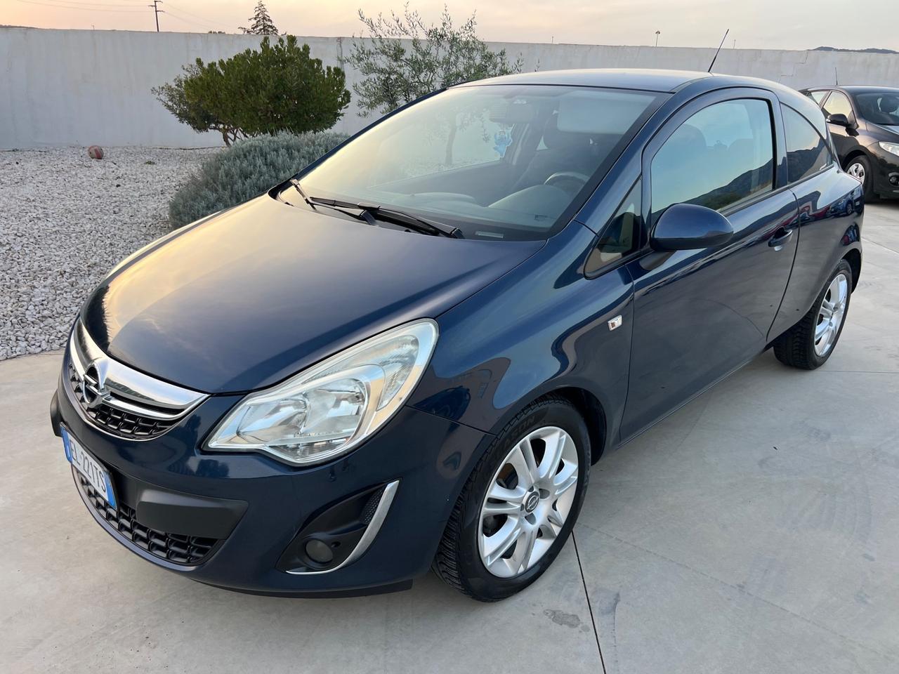 Opel Corsa 1.2 benzina 3 porte Restyling 2012