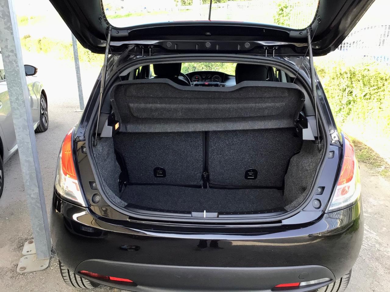 Lancia Ypsilon 1.0 70Cv FireFly 5 porte Hybrid Silver