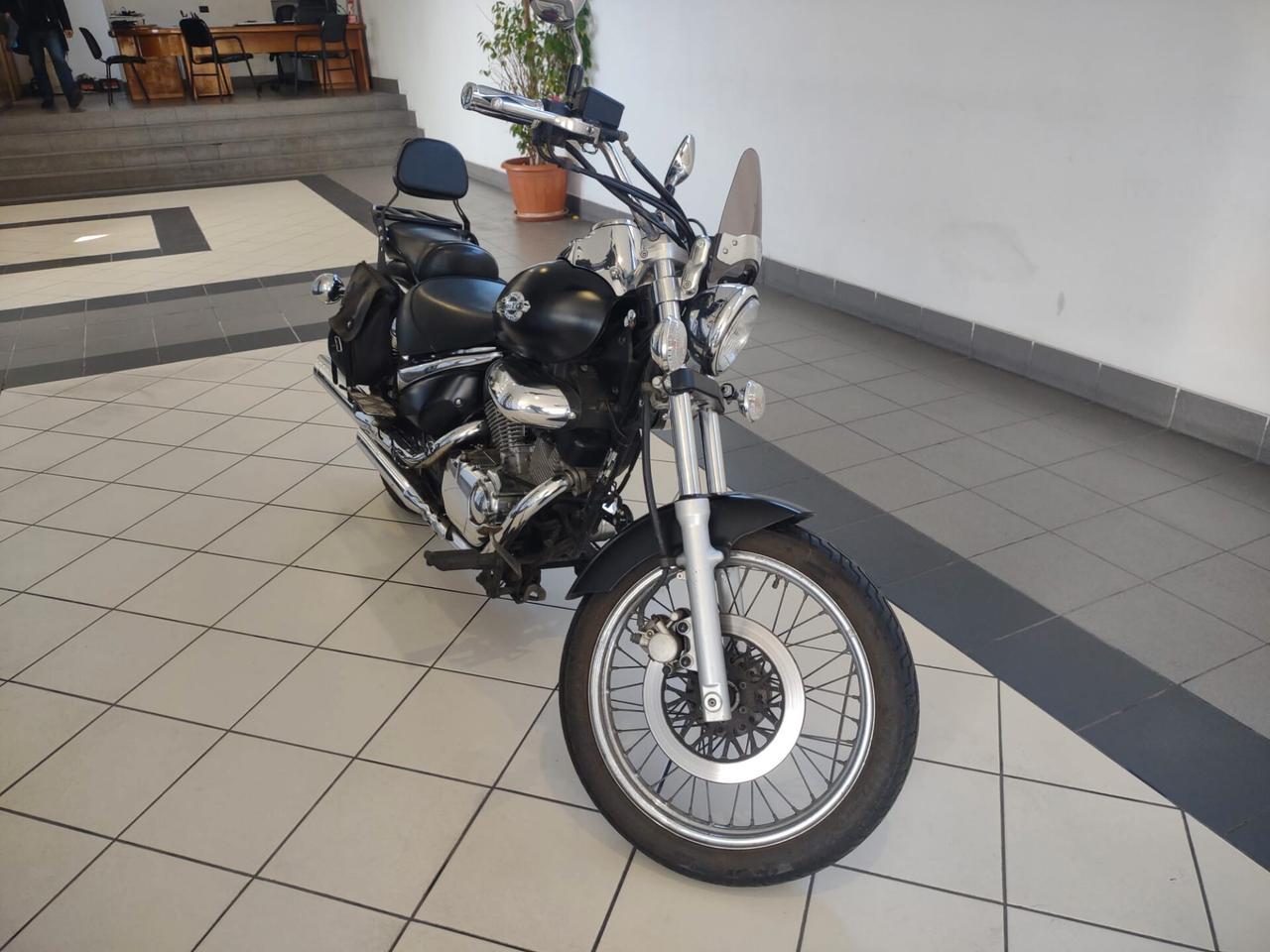 Suzuki VL 250 Intruder de luxe ISCRIVIBILE ASI