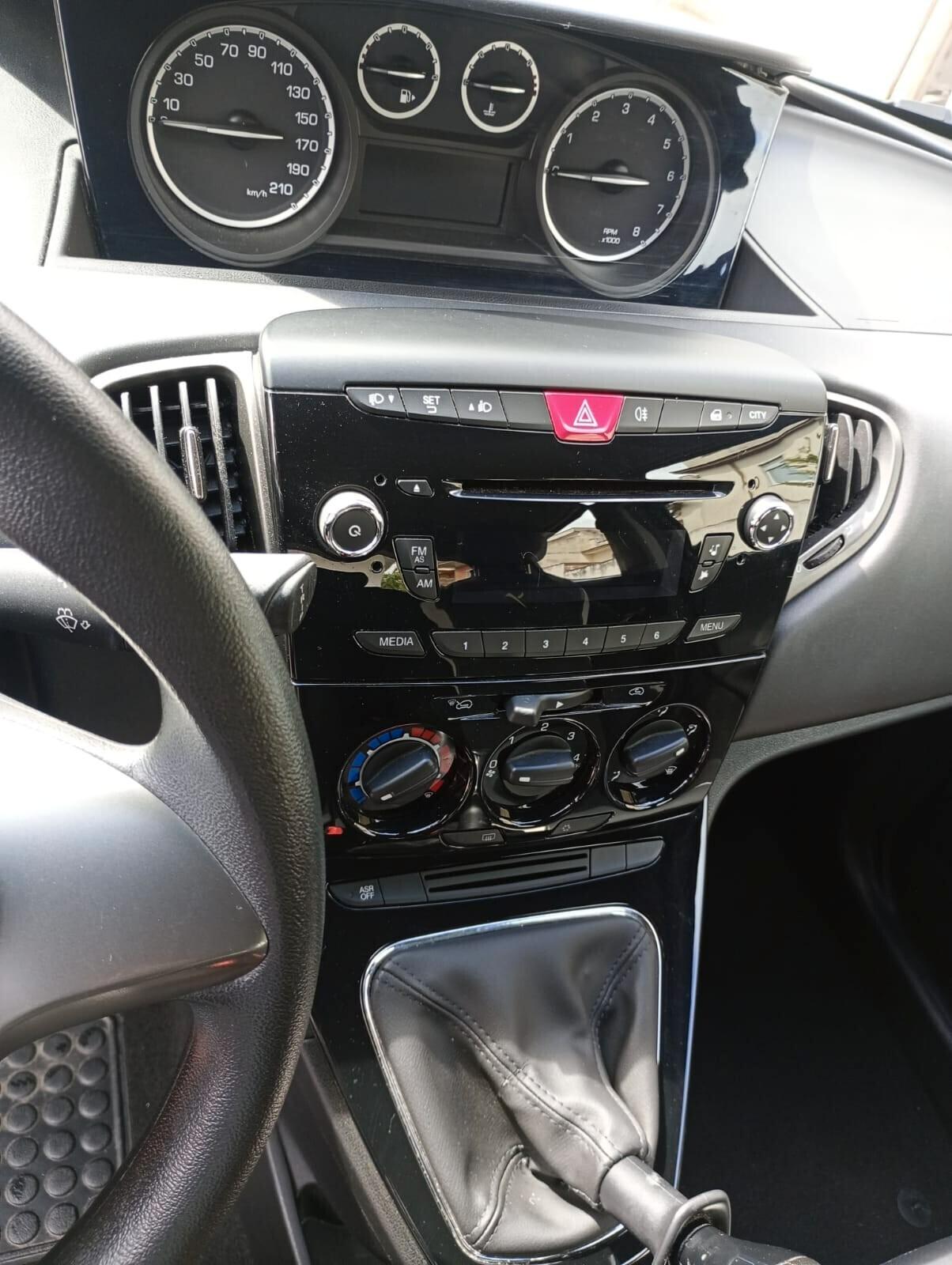 Lancia Ypsilon 1.2 69 CV 5 porte Elefantino