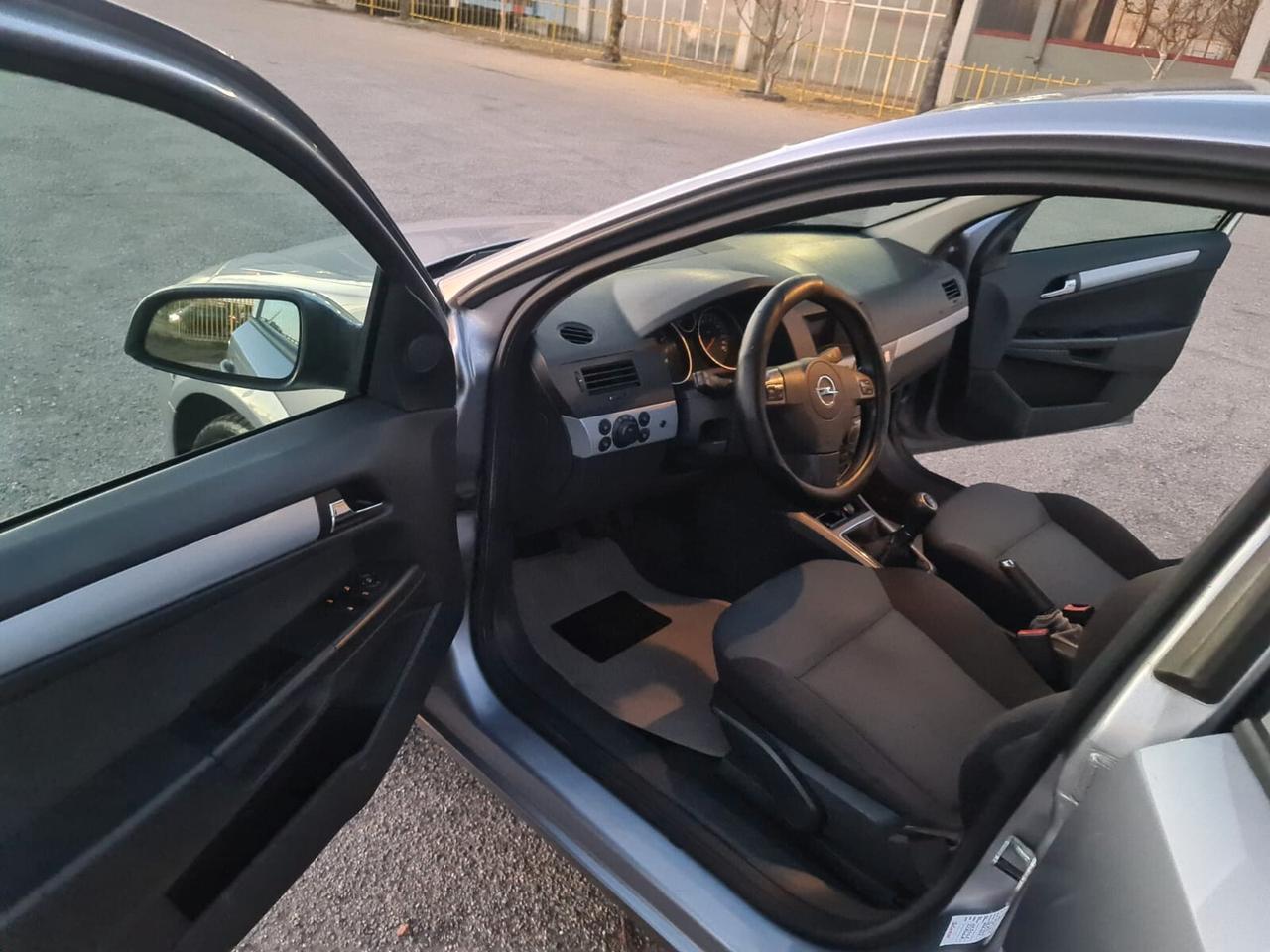 Opel Astra 1.6 16V Twinport 5 porte Cosmo