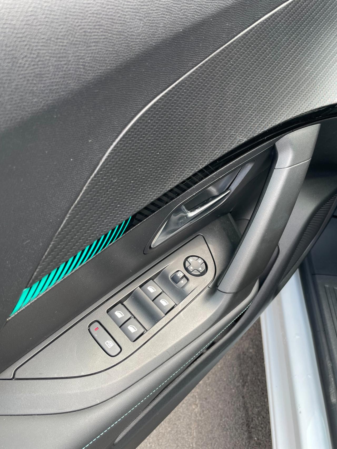 PEUGEOT 2008 BlueHDi 130 S&S EAT8 ALLURE