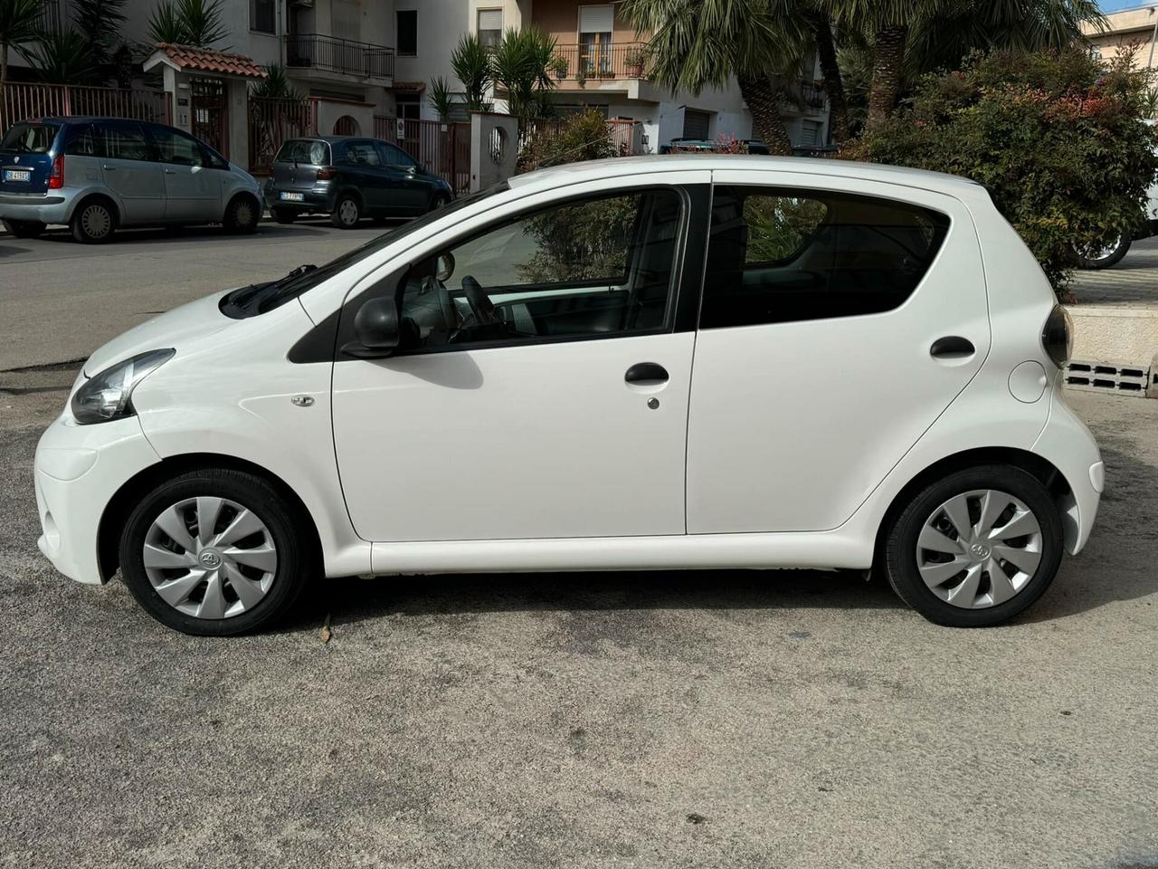 TOYOTA AYGO 1.0 12V 5P. LOUNGE NAVI PERFETTA