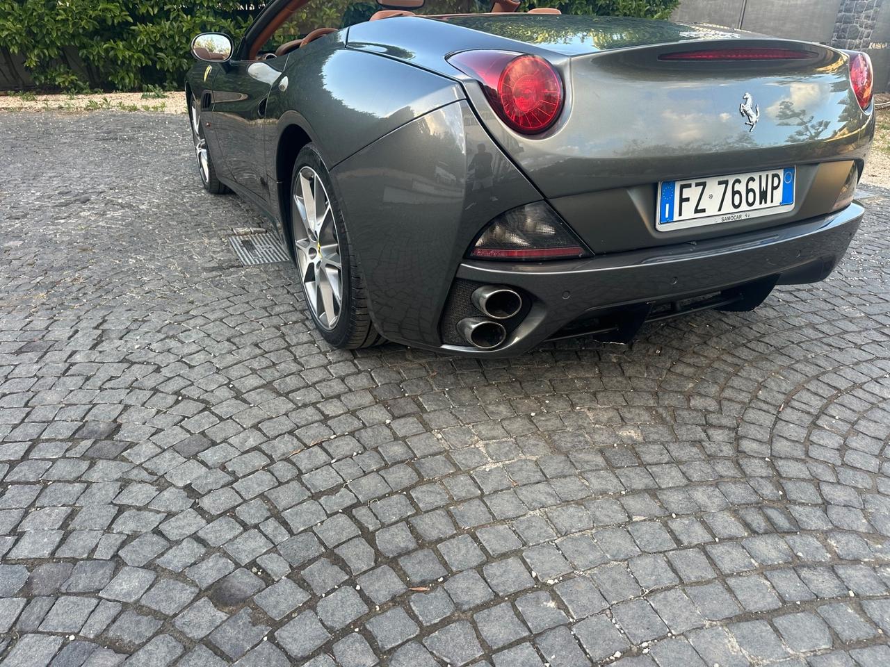 Ferrari California DCT grigio silverstone