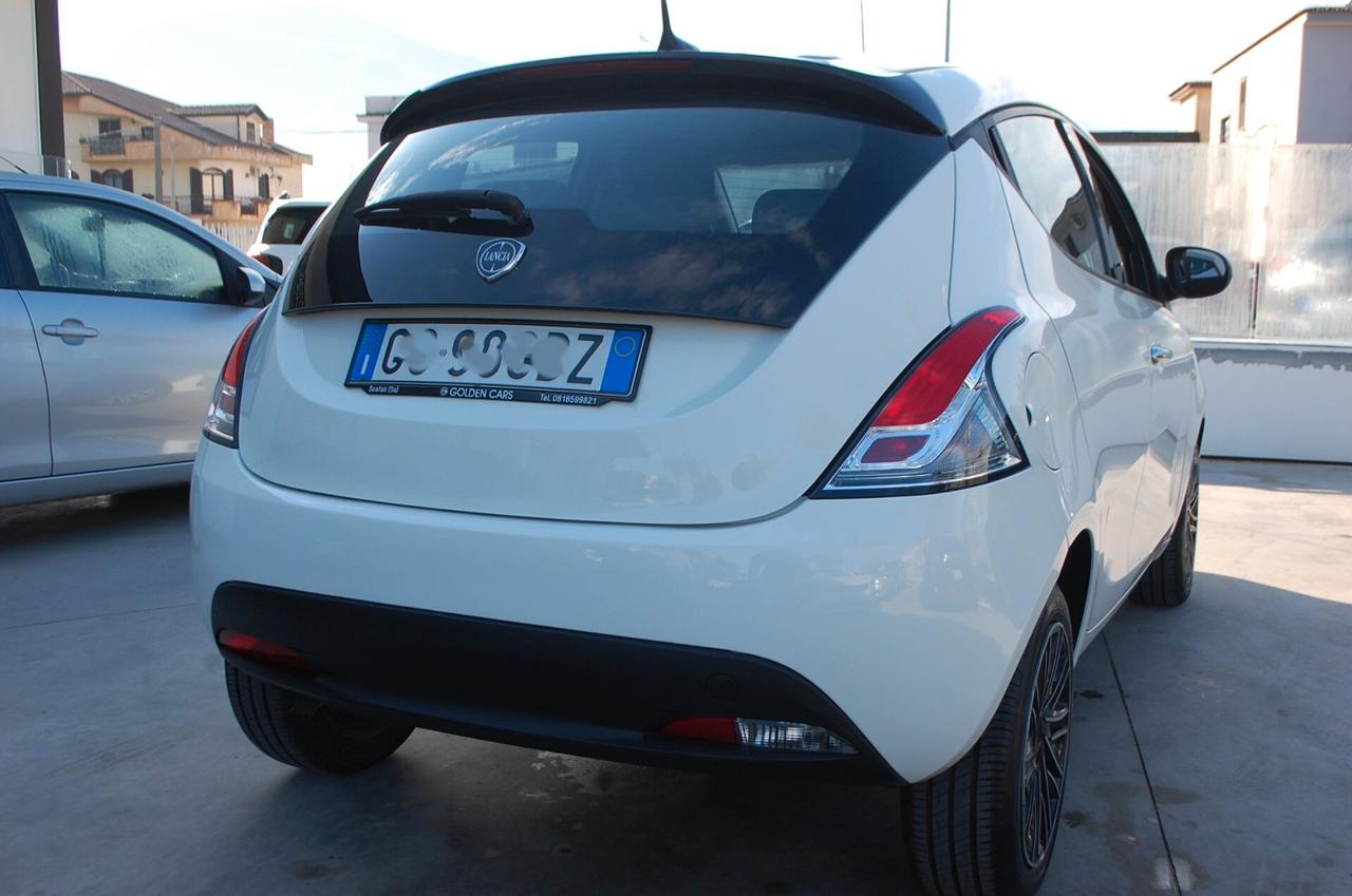 Lancia Ypsilon 1.0 firefly 70CV hybrid Oro S&S Uff Italy USB