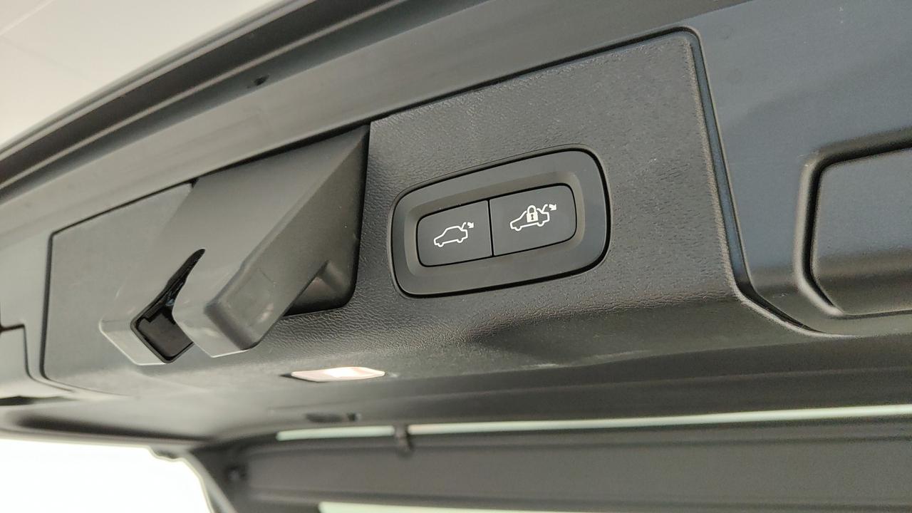 VOLVO XC60 2.0 b5 Plus Dark awd auto