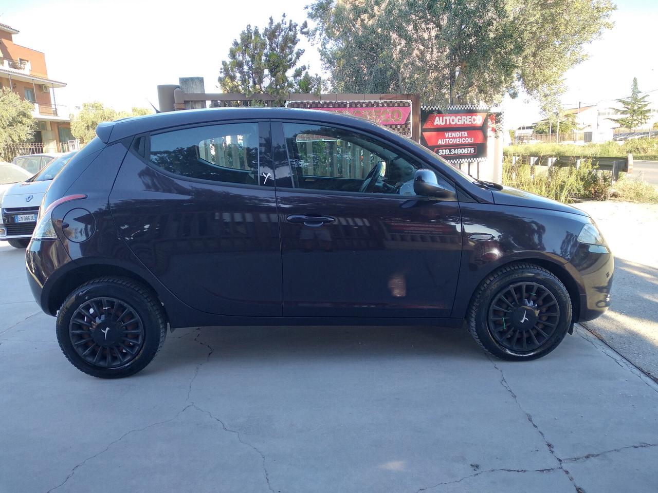 Lancia Ypsilon 0.9 TwinAir 85 CV 5 porte Metano Ecochic Silver