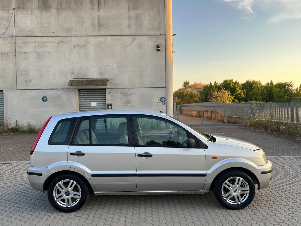 Ford Fiesta 1.2i 16V cat 5 porte Ambiente