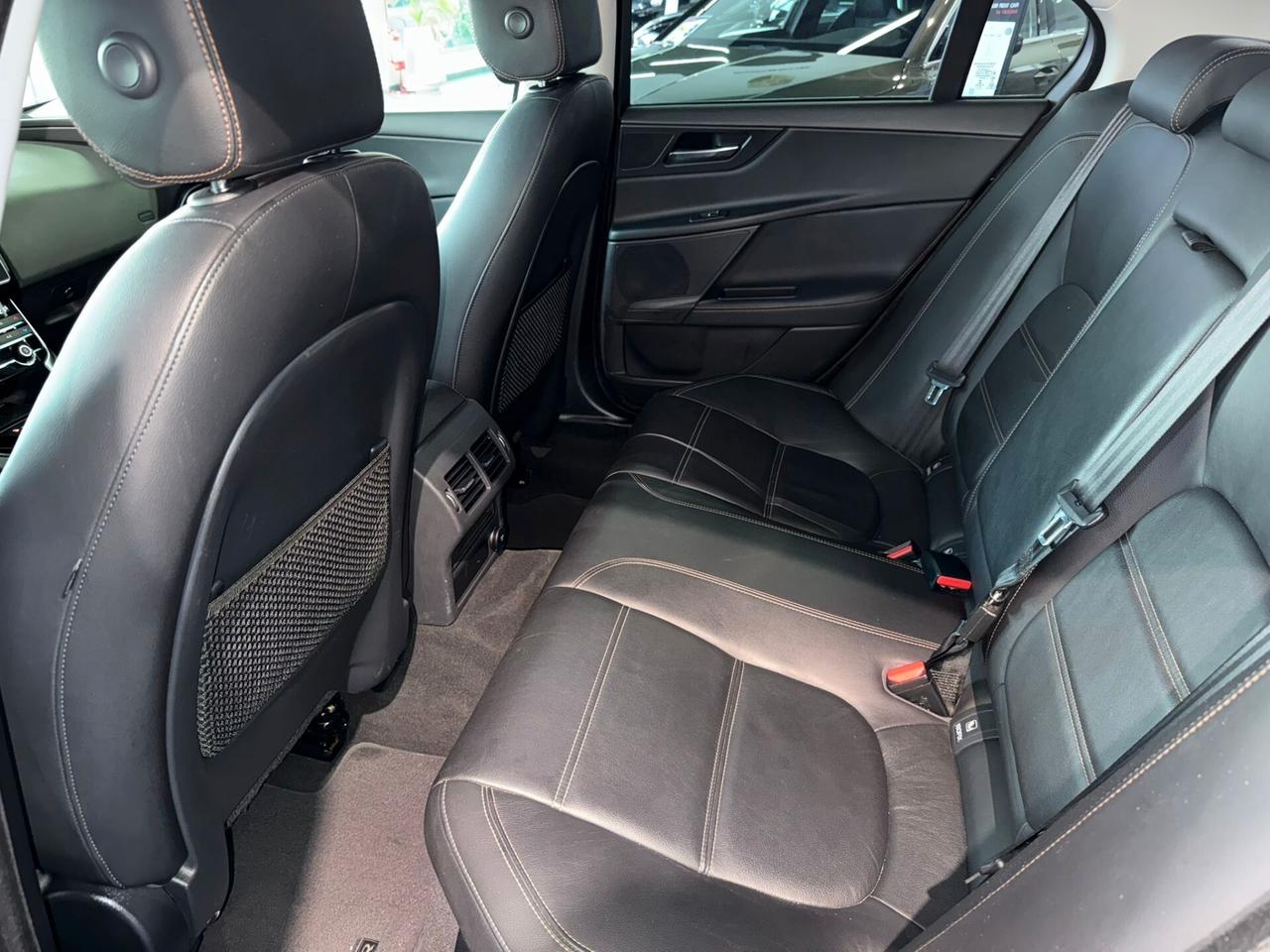 Jaguar XE 2.0 D 180 CV Prestige