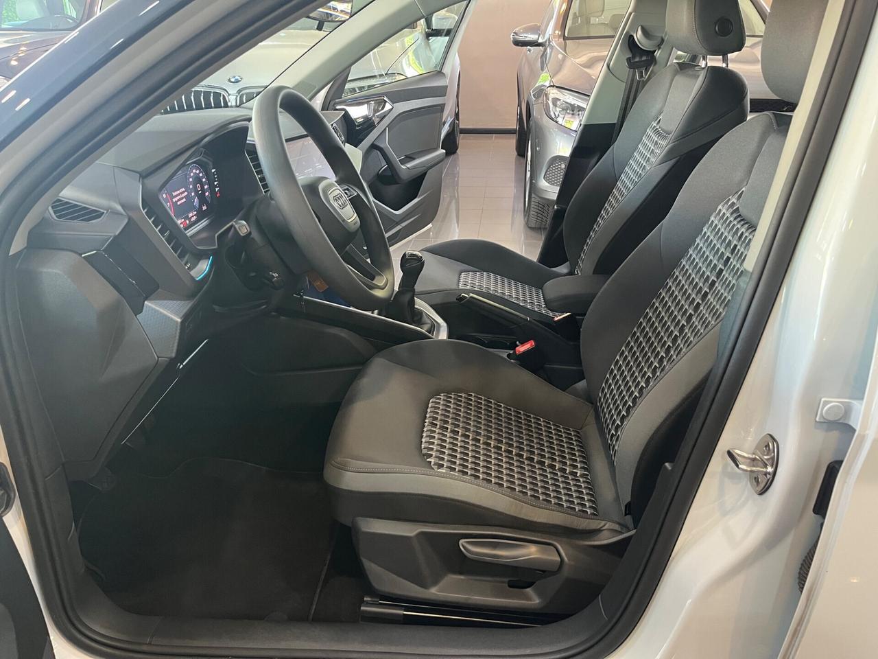Audi A1 Sportback 25 1.0 tfsi Identity Black 77.000 KM!