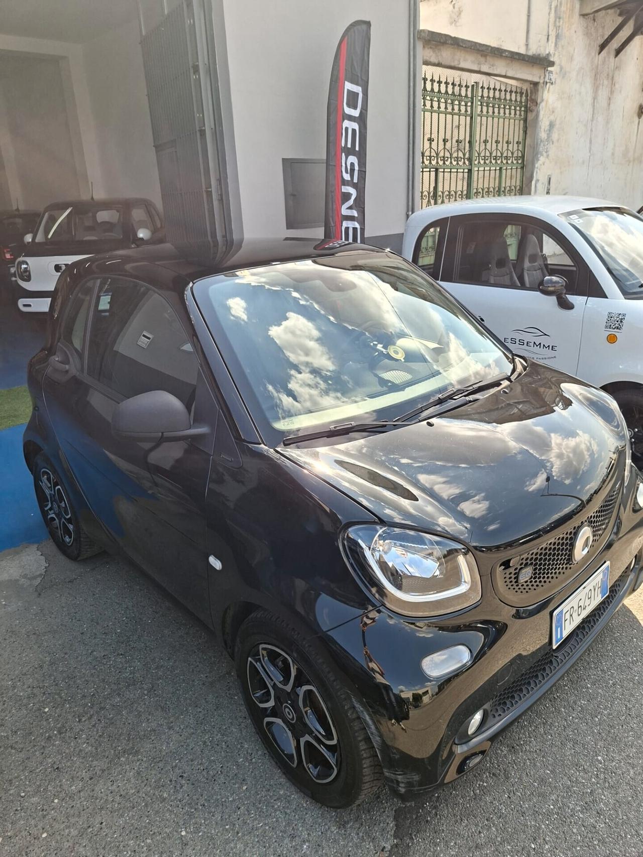 Smart ForTwo electric drive, allestimento Passion. Tetto panoramico con tendina, cerchi diamantati, schermo touch screen e molto altro