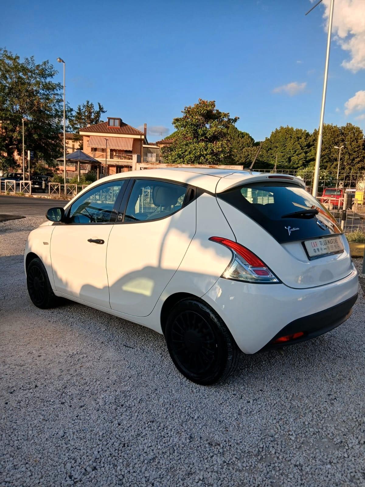Lancia Ypsilon 1.0 FireFly 5 porte S&S Hybrid Ecochic Silver