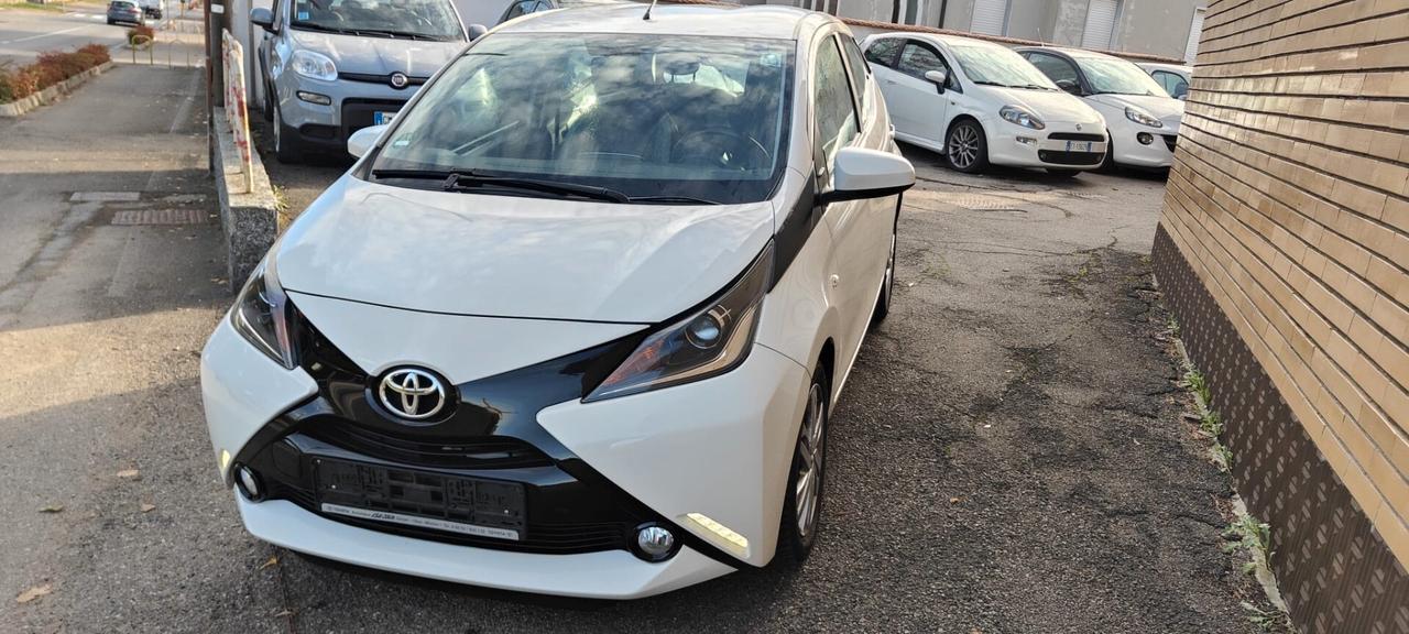 Toyota Aygo 1.0 VVT-i 69 CV 5 porte x-play TSS