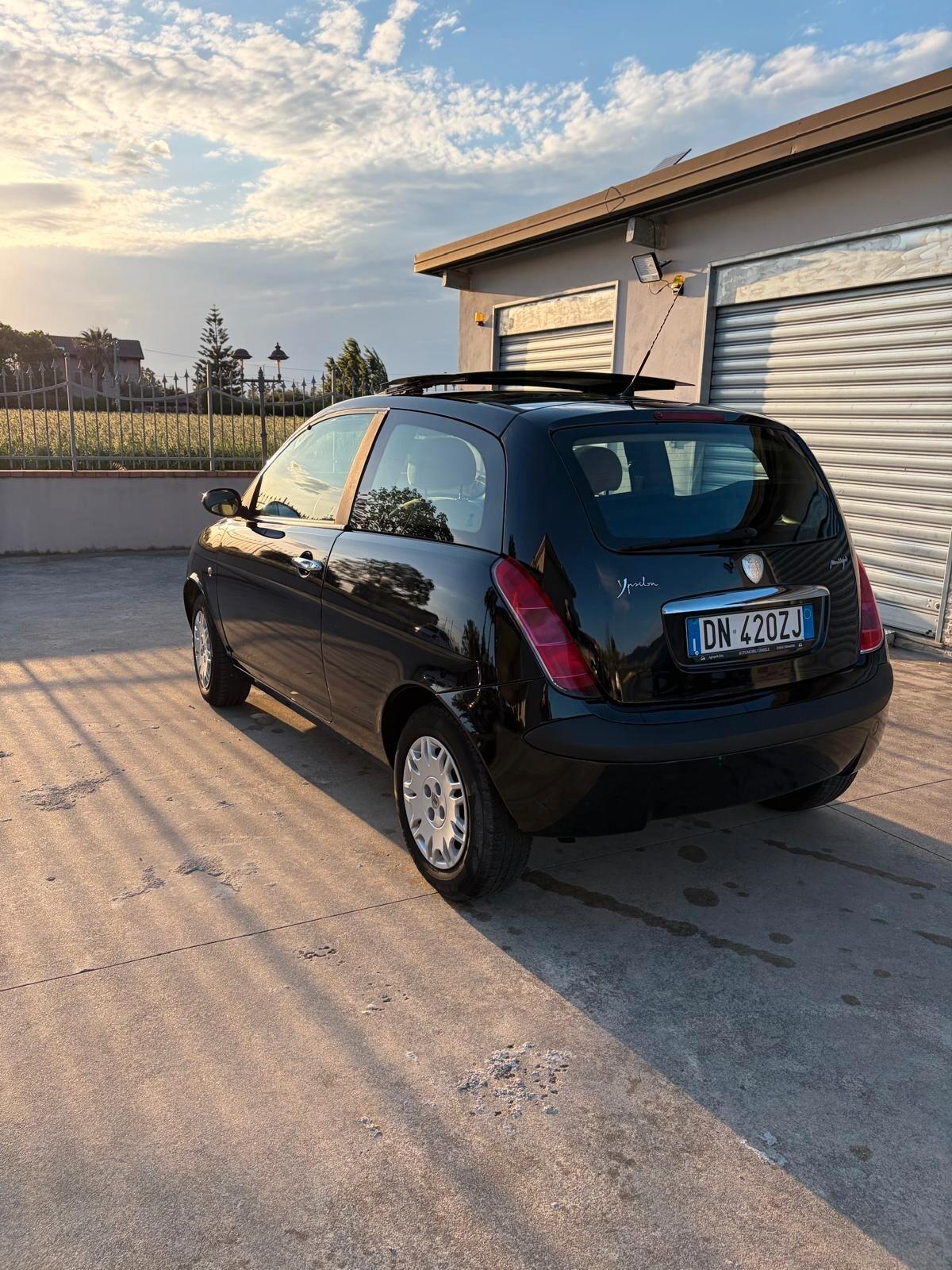 Lancia Ypsilon 1.3 MJT 75 CV Tetto Panoramico