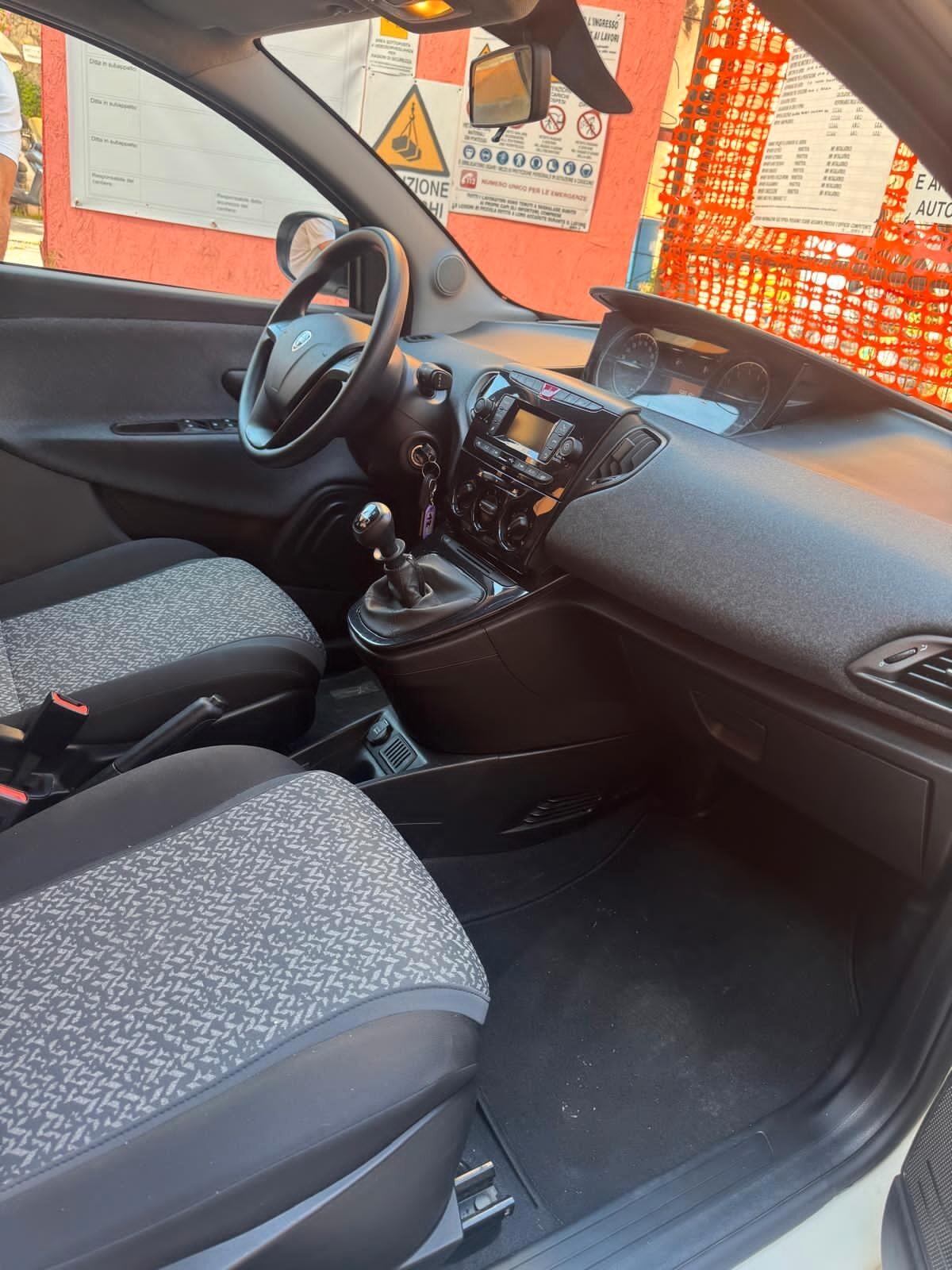 Lancia Ypsilon 1.0 FireFly 5 porte S&S Hybrid Ecochic Gold