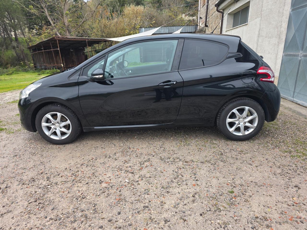 Peugeot 208 1.4 HDi 68 CV 3 porte Allure