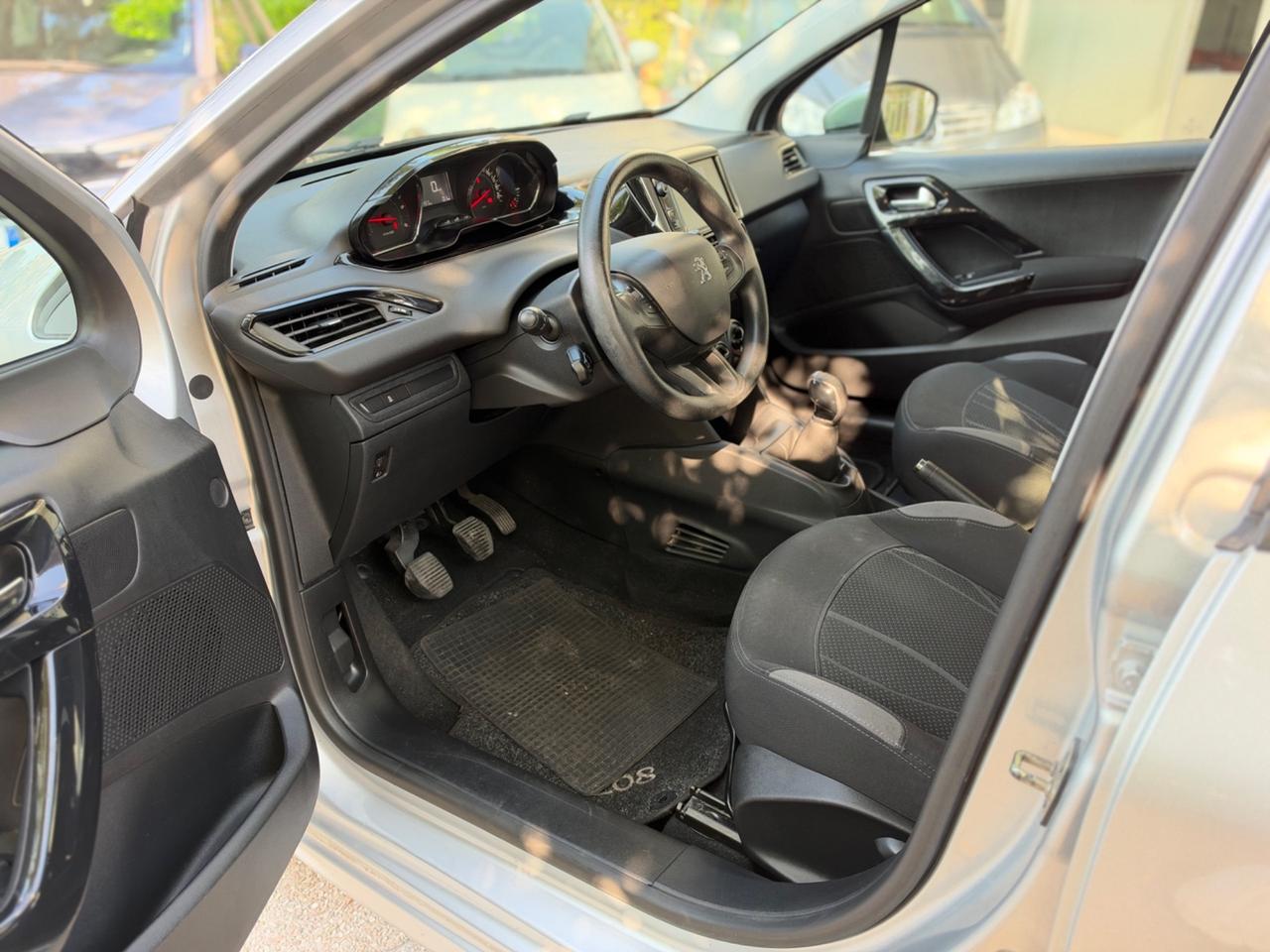 Peugeot 208 1.4 HDi 68 CV 5 porte Allure