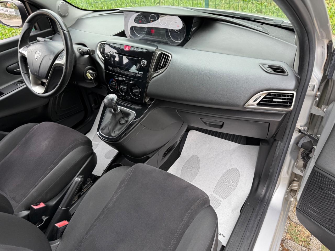 Lancia Ypsilon 0.9 TwinAir 85 CV 5P S&S DFN Automatik Platinum