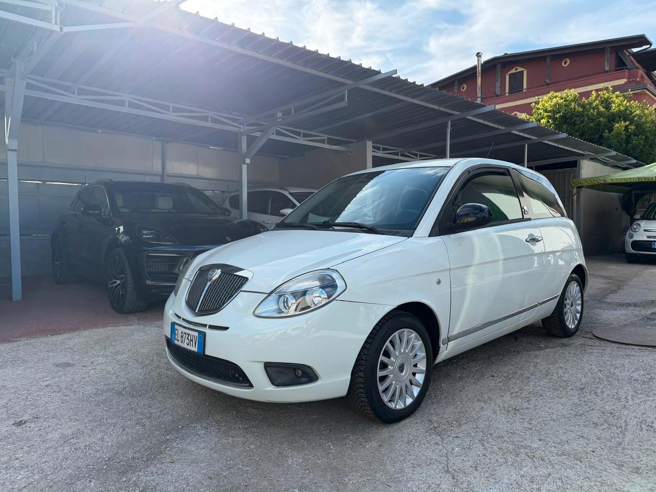 Lancia Ypsilon 1.3 MJT 75 CV Unyca