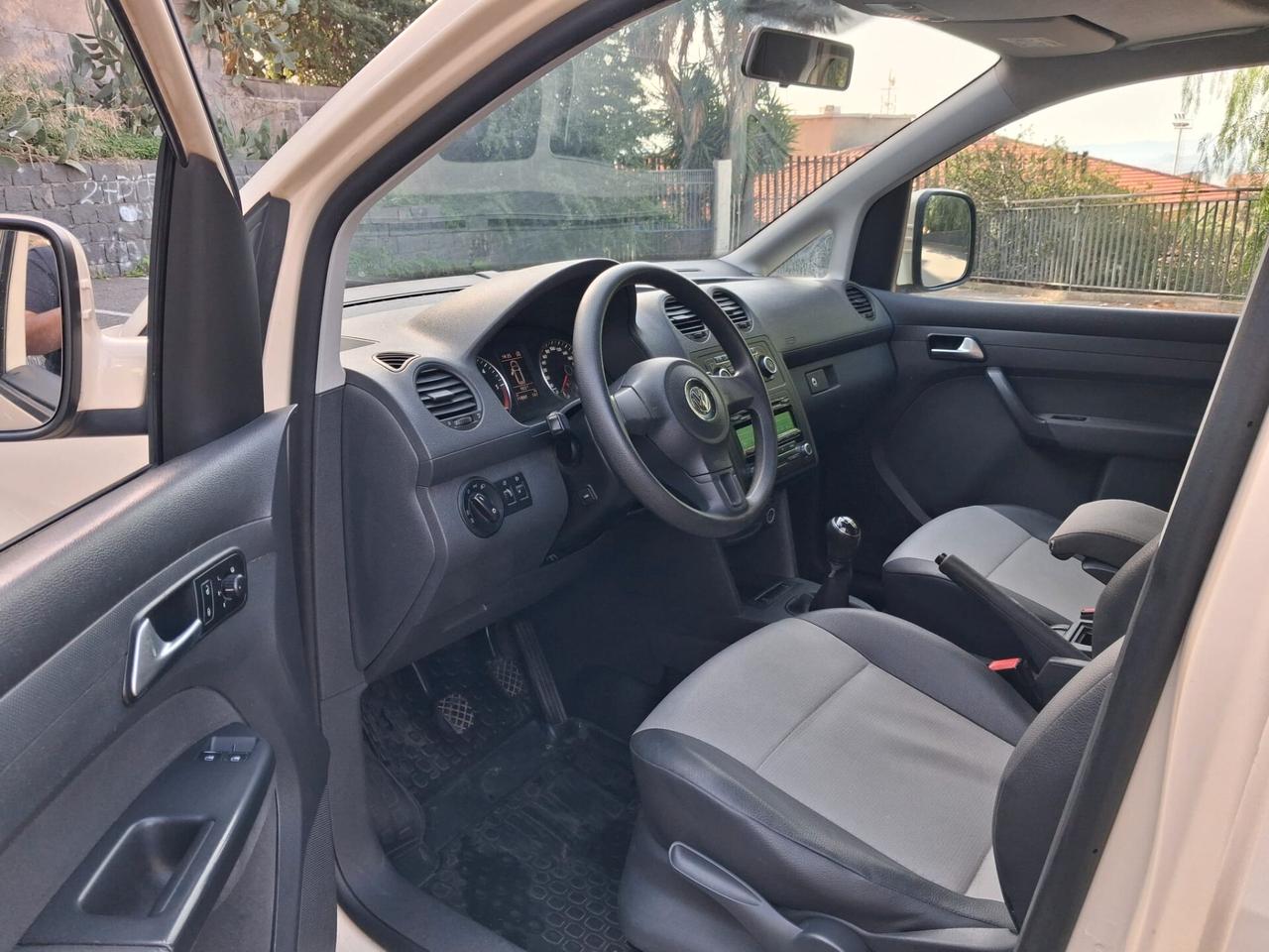 Volkswagen Caddy Pianale ribassato con rampa disabili in carrozzina