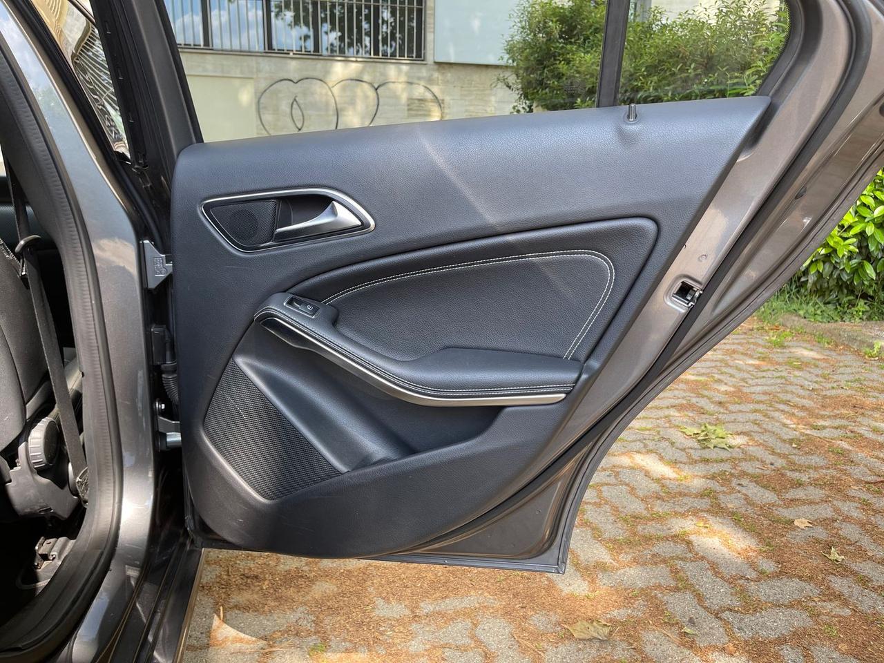 Mercedes-Benz A 200 Business A 200 D