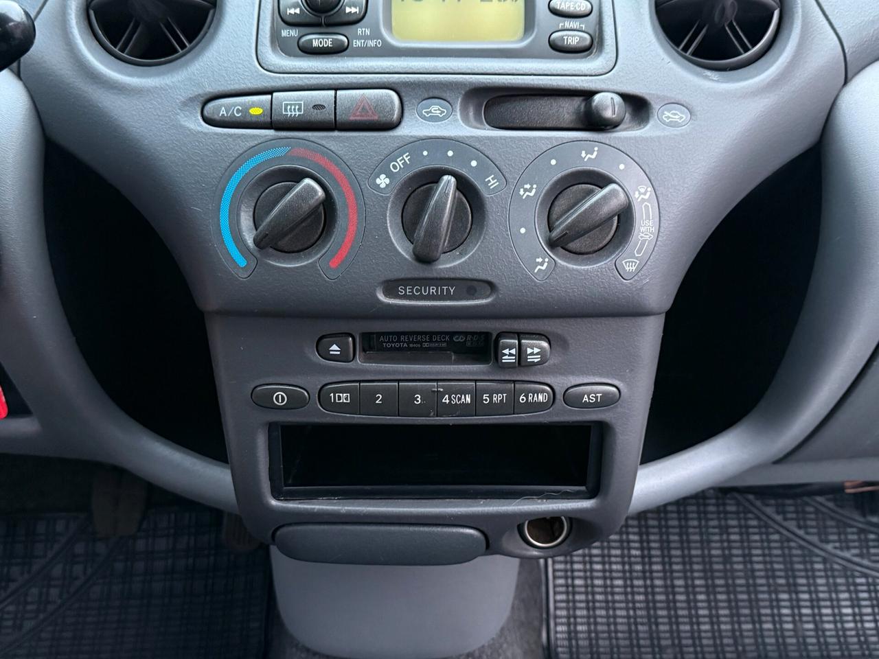 Toyota Yaris 1.0 cat 5 porte Sol - 2001