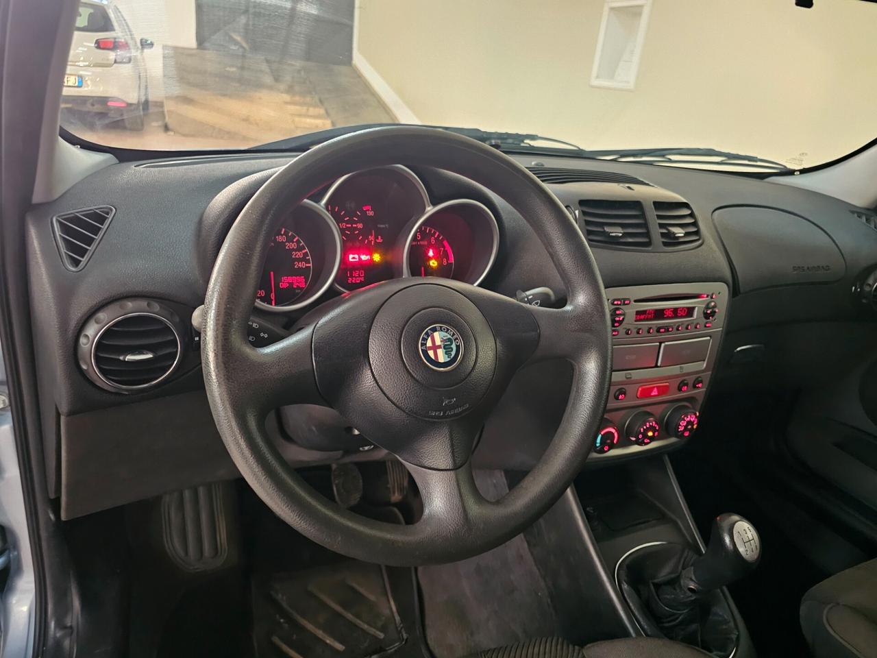 Alfa Romeo 147 1.6i 16V Twin Spark cat 3p. Distinctive
